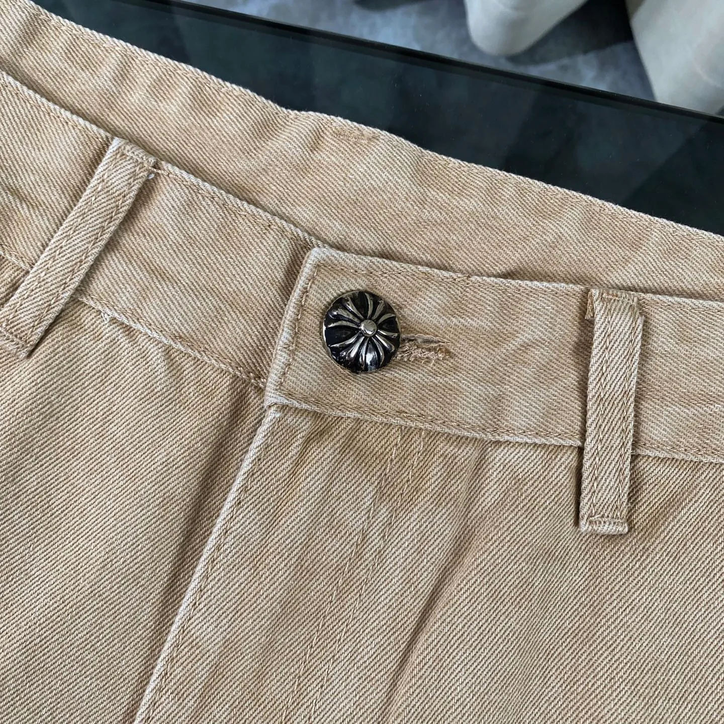 P270 Chrome hearts Chrome hearts Miami limited edition star work jeans logging pants Chrome hearts city limited jeans Hardware customization Original development vintage levis American-made 501 black and gray base remake Levi's American 501 base imported sheepskin 925 silver remake [Top heavy industry fashion design] Consistently high-street luxury style. Speaking of this style, the Zangyin family and GU family are definitely the leading representative brands. Especially the Zangyin family has really achieved a state-of-the-art effect in creating high-street style. The unique washed material is used to create this style. The color system is already quite eye-catching. After it is decorated with patchwork cross flowers, it cleverly highlights the charm of the brand. Secondly, this style uses classic The high-waist cutting design highlights the long legs and fashionable temperament of the upper body. The brand is highly recognizable and the slim fit configuration is more suitable for daily wear. It is a product that interprets personality, fashion, and specifications at a glance. This single product is enough to make any fan excited. It can be a white T-shirt for a youthful college style, or a tight suspender for a royal style. It has strong matching ability and can be easily controlled by men.  [Materials and craftsmanship] Needless to say, this point goes without saying. As an excellent craftsman brand, Zangyin’s requirements for details and craftsmanship are really perfect. The washed color of this model has gone through so many processes, not to mention the embellishment of denim appliques. It is also purely hand-made and sewn. Just like what they believe in, only hand-made things have soul and have the meaning of wear. A top-notch heavy-duty fashionable denim item, I look forward to your perfect interpretation! ! Color: Khaki Size: 30-36